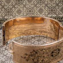 Wide Taille D’Epargne Cuff c1870