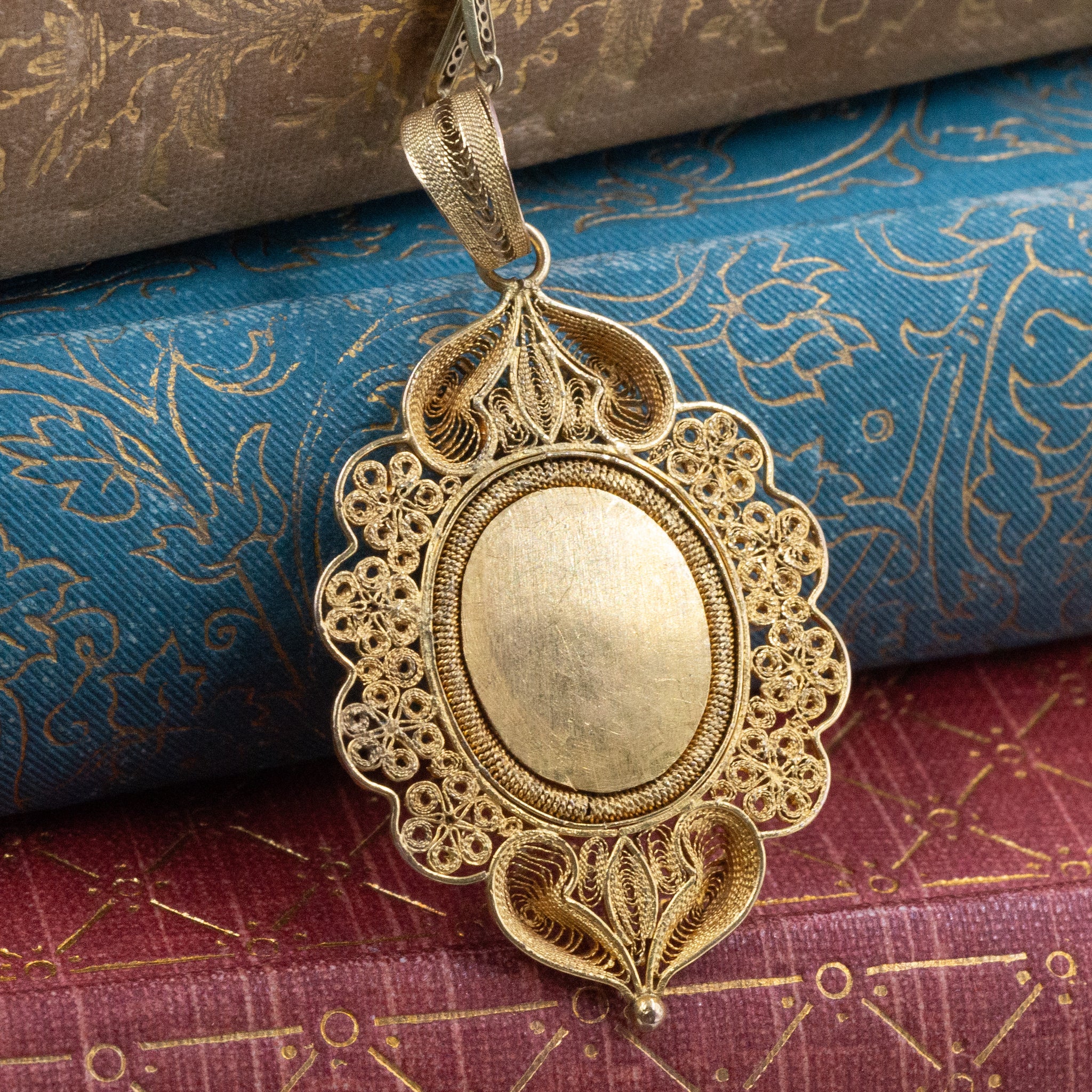 Blanched Gold Filigree Locket – Pippin Vintage Jewelry