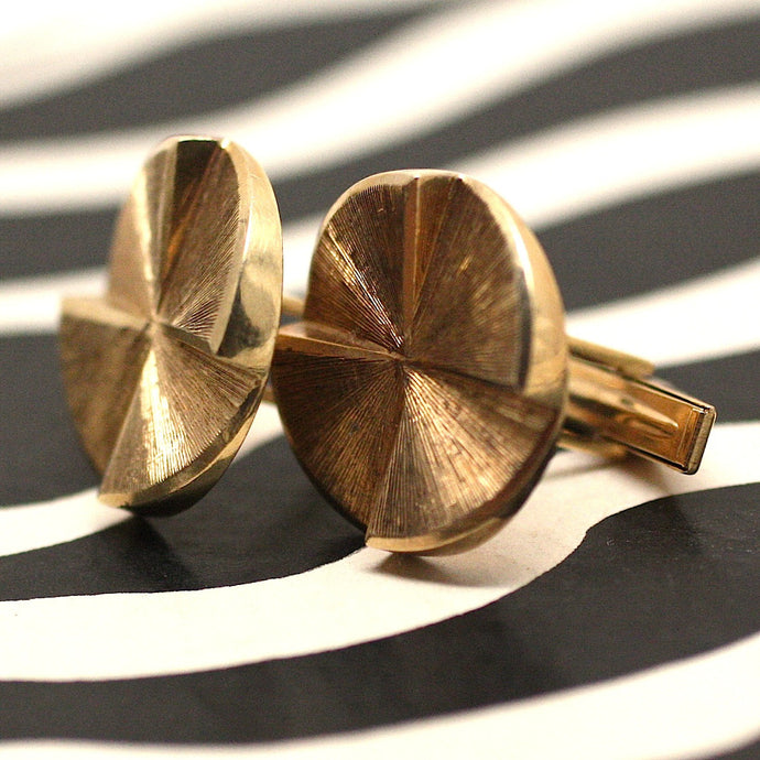 Mid Century 14k solid gold cufflinks with circular tops in perfect condition (3/4 profile view) | Pippin Vintage Jewelry